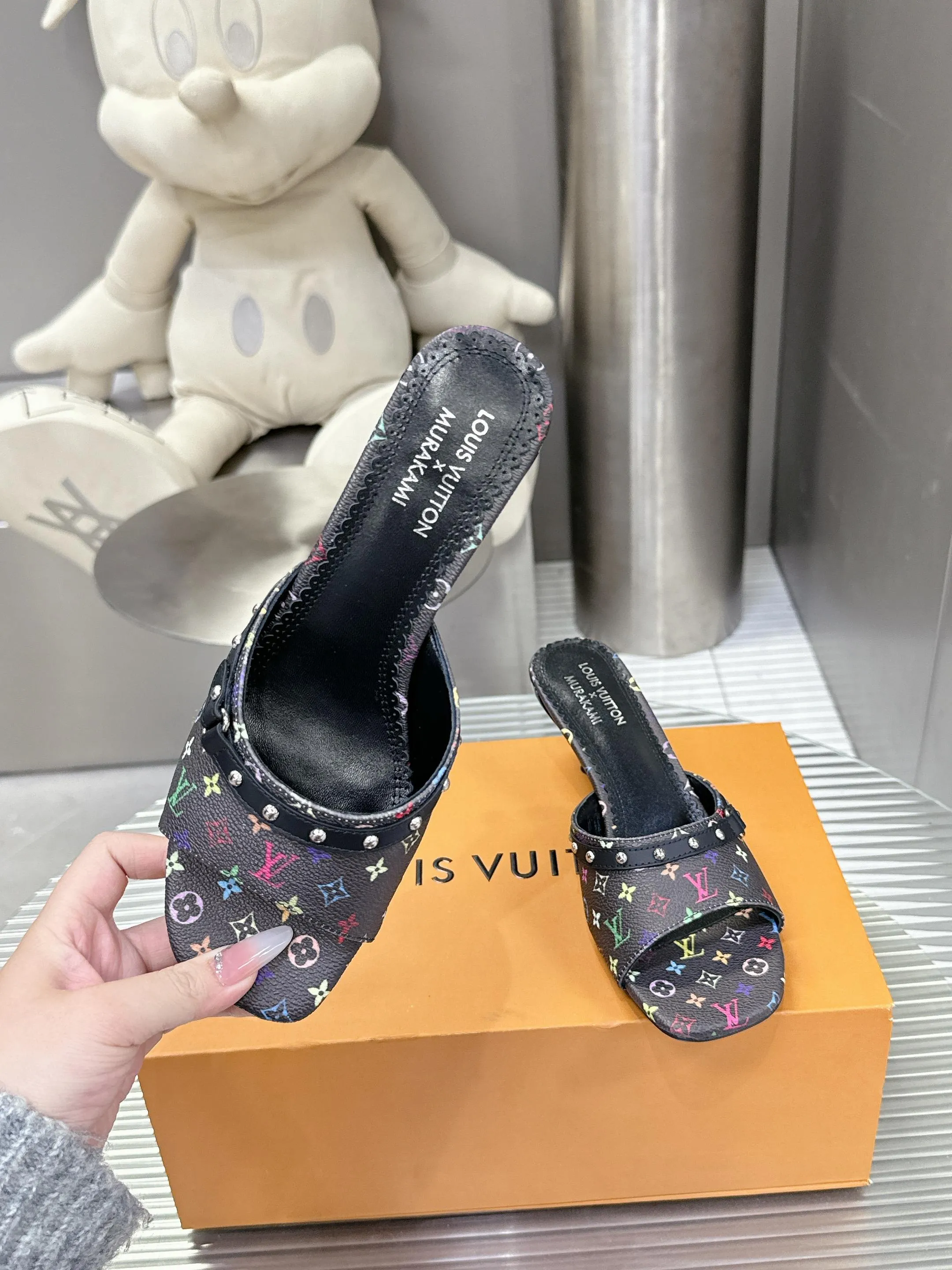 👟👟Ex-factory price 480👟👟 Cat heels 5.5Cmm [Genuine leather outsole] 𝐋𝐨𝐮𝐢𝐬 𝐕𝐮𝐢𝐭𝐭𝐨𝐧 24S spring and summer new denim denim cat heels series Lv presbyopia becomes more and more attractive the more you look at it Adding denim adds a bit more playfulness. It looks great when paired with shorts, short skirts and wide-leg trousers in summer. Kitten heels also have a certain height. A must-have for sisters in summer. Sizes 35-42